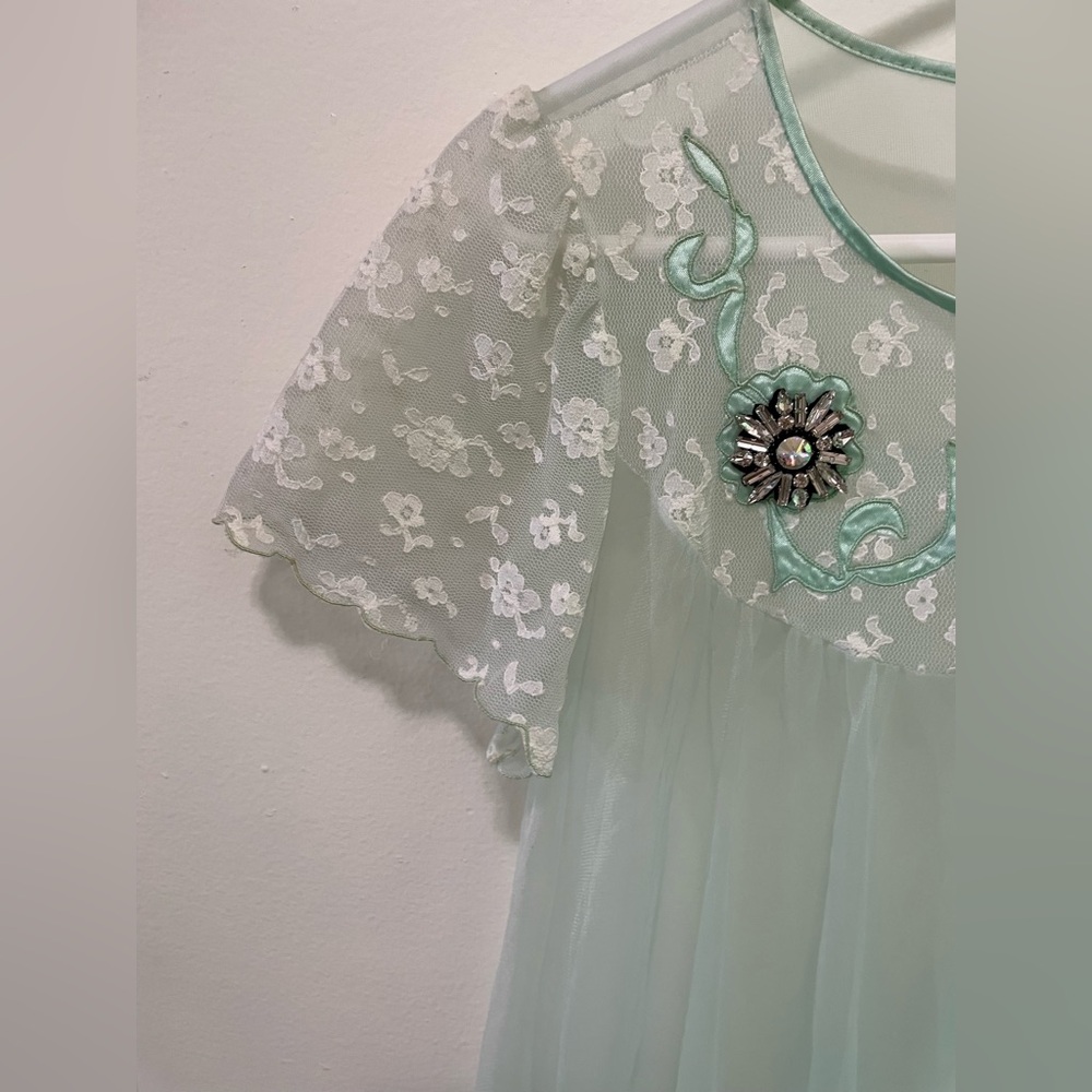 Vintage 1970s Sea Foam Lace Peignoir with Floral Brooch - Picture 5 of 5